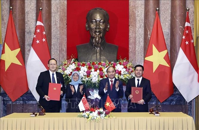 Vietnam, Singapore ink cooperation documents in Hanoi
